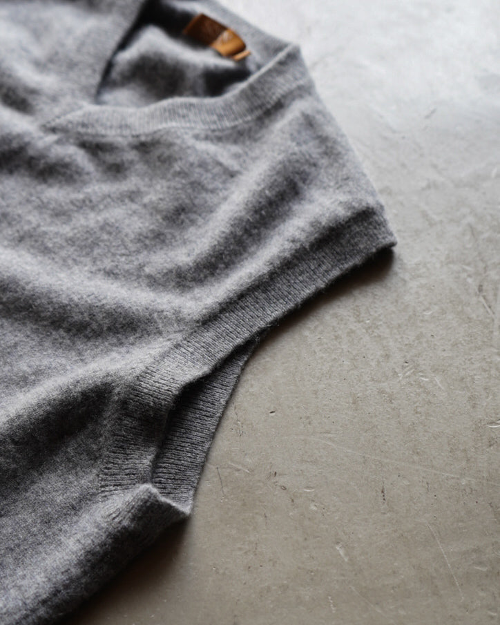 SÕJRN cashmere knit v neck vest